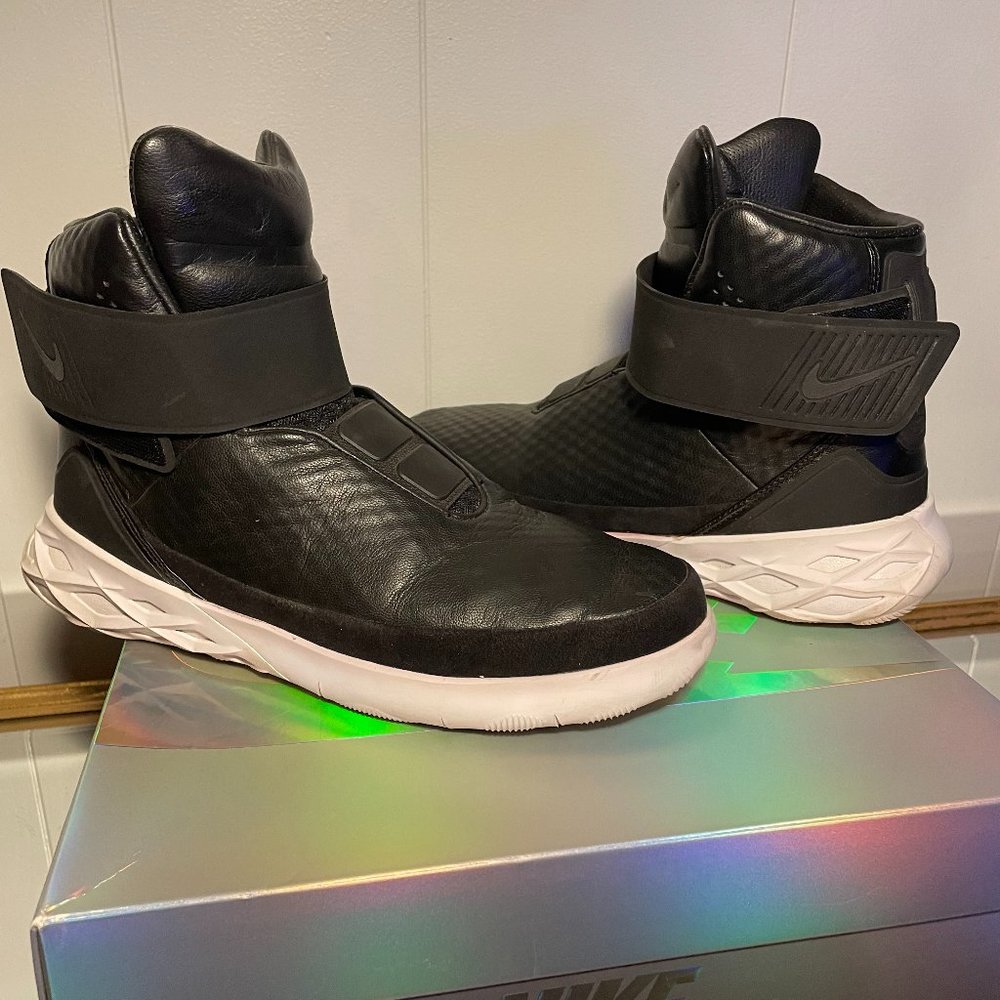 Nike Swoosh HNTR mens size 9.